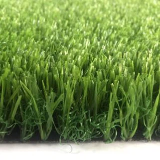 Höjd gräsmatta med konstgräs